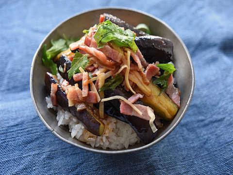 なすとベーコンの生姜風味丼