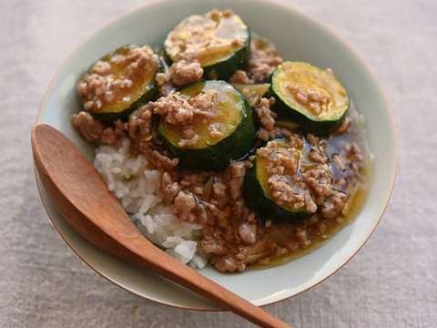 ズッキーニの生姜そぼろあんかけ丼