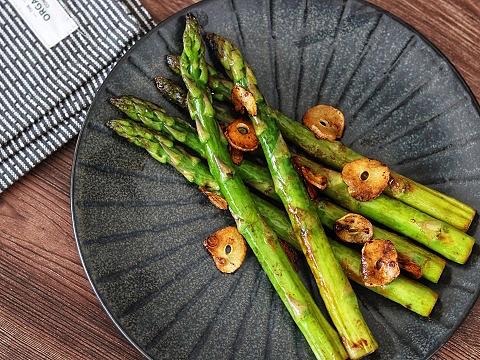 丸ごとアスパラのにんにくレモンしょうゆ