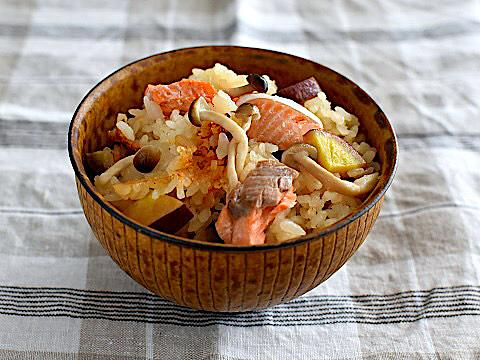 ハマるおいしさ！箸がすすむさつまいもと鮭の炊き込みご飯