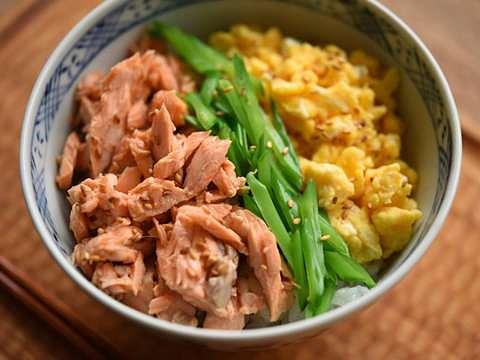 ほぐし鮭と炒り卵の3色丼