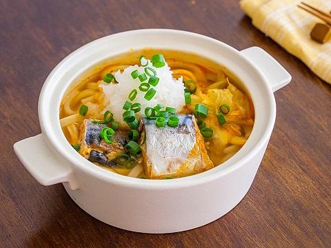 サバ缶とキムチの鍋焼きうどん