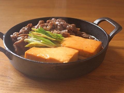 シメは卵黄とろ～り卵かけごはん！肉豆腐鍋