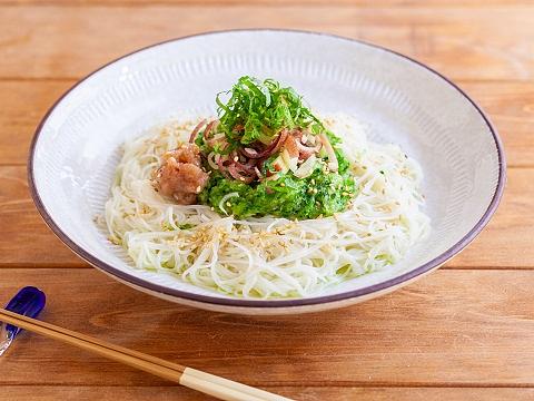 梅と薬味とおろしきゅうりの和風そうめん