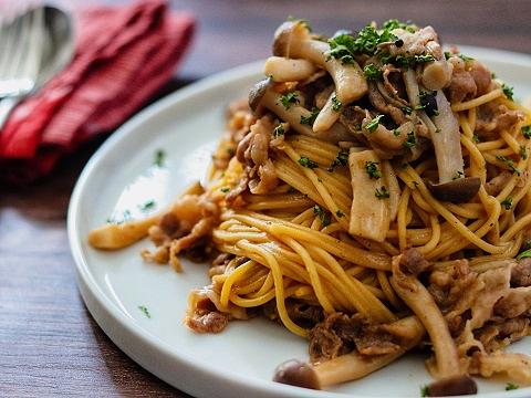 きのこと牛肉の韓国風パスタ