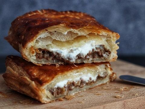 爽やかレモンクリームがアクセントの濃厚ガーリック&ペッパーミートパイ