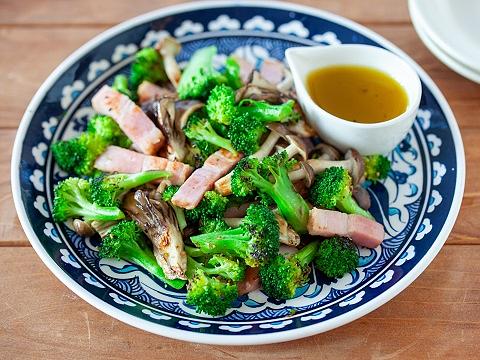 ブロッコリーときのこのホットサラダ